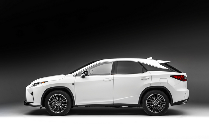 Na Europa, o novo RX vai enfrentar a concorrência de modelos como o Range Rover Sport, BMW X5 e Mercedes-Benz GLE Na Europa, o novo RX vai enfrentar a concorrência de modelos como o Range Rover Sport, BMW X5 e Mercedes-Benz GLE