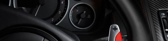 Paddle shifters com detalhe em couro vermelho Paddle shifters com detalhe em couro vermelho