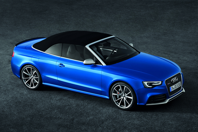 It uses a fabric soft top It uses a fabric soft top