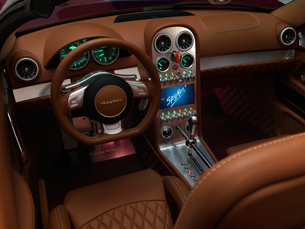 The interior shows the traditional Spyker high level of quality The interior shows the traditional Spyker high level of quality