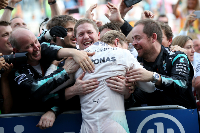 Rosberg festeja com a equipa no final do primeiro grande prémio disputado em Baku Rosberg festeja com a equipa no final do primeiro grande prémio disputado em Baku