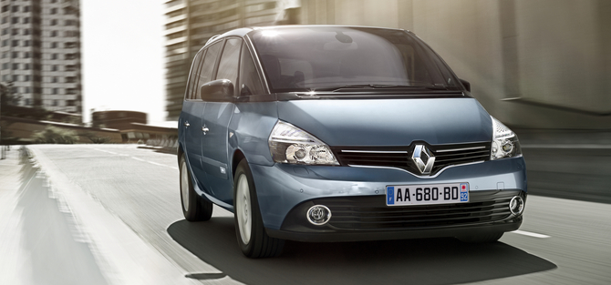 A nova versão do Espace recebe uma nova frente com um emblema maior da Renault e uma grelha mais larga A nova versão do Espace recebe uma nova frente com um emblema maior da Renault e uma grelha mais larga