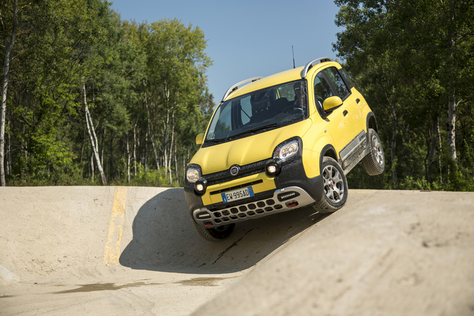 Capacités tout-terrain typiques d'un véritable SUV grâce à la transmission intégrale «Torque on demand» Capacités tout-terrain typiques d'un véritable SUV grâce à la transmission intégrale «Torque on demand»
