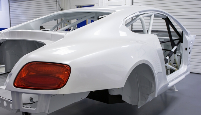 The car is lightened by 1,000kg compared to the production version The car is lightened by 1,000kg compared to the production version