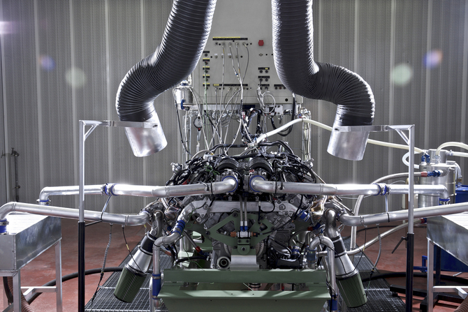 O veículo mantém o motor twin-turbo 4.0 V8 da versão de produção O veículo mantém o motor twin-turbo 4.0 V8 da versão de produção