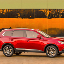 A Mitsubishi introduziu novos faróis LED, jantes de liga leve de 18 polegadas e novos detalhes de design na frente e na traseira