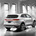 O carro tem uma bagageira que envolve a parte lateral do carro e luzes traseiras a toda a largura do carro