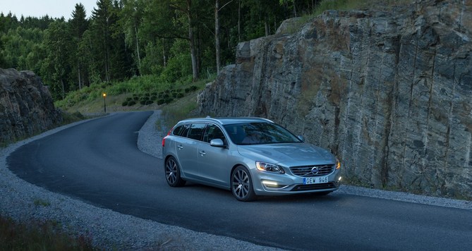 Volvo V60 1.6 T4 Momentum Powershift Volvo V60 1.6 T4 Momentum Powershift