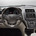 O carro tem um volante multifunções com um novo design