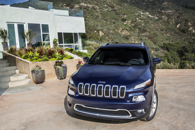 A grelha é mais esculpida do que a do Grand Cherokee A grelha é mais esculpida do que a do Grand Cherokee