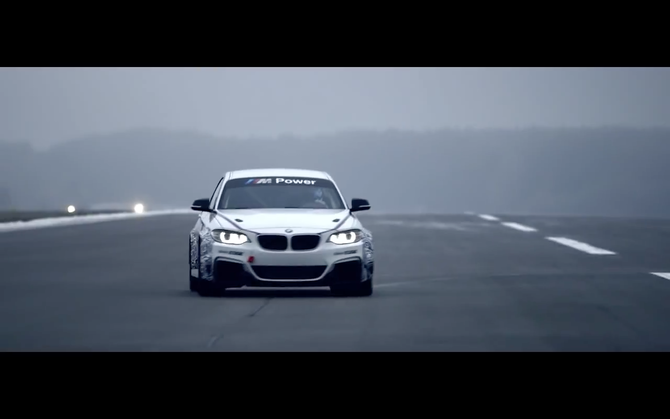 O carro é baseado na versão de estrada do M235i O carro é baseado na versão de estrada do M235i