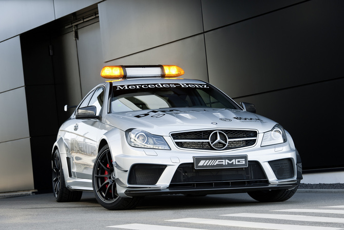 Der Wagen wird von einem AMG 6.3l V8 Motor mit 517PS angetrieben. Der Wagen wird von einem AMG 6.3l V8 Motor mit 517PS angetrieben.