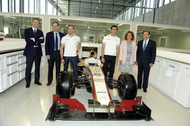 Team Principal, Luis Pérez-Sala, driver Pedro de la Rosa and Madrid Mayor Ana Botella and Carlos Gracia pose with the F112 Team Principal, Luis Pérez-Sala, driver Pedro de la Rosa and Madrid Mayor Ana Botella and Carlos Gracia pose with the F112