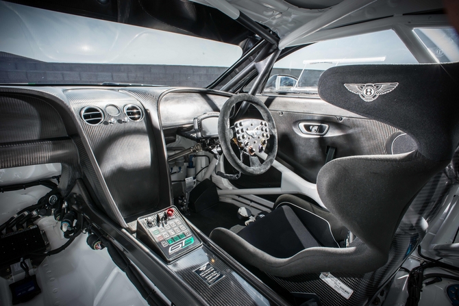 Avec un volant, des poignées de porte intérieures et un siège garnis et cousus main par les artisans de Bentley à Crewe. Avec un volant, des poignées de porte intérieures et un siège garnis et cousus main par les artisans de Bentley à Crewe.