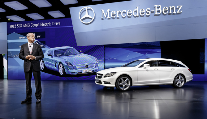 Comparada com a BMW e a Audi a Mercedes não se tem esforçado por se expandir para a China e para a América do Sul Comparada com a BMW e a Audi a Mercedes não se tem esforçado por se expandir para a China e para a América do Sul