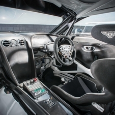 O interior é de couro e continua a ser colocado à mão pelos funcionários da Bentley