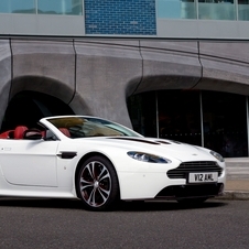 Aston Martin retirou a capota ao V12 Vantage para dar vida a um novo modelo desportivo, o V12 Vantage Roadster Aston Martin retirou a capota ao V12 Vantage para dar vida a um novo modelo desportivo, o V12 Vantage Roadster