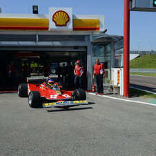 Jacques Villeneuve conduz em Fiorano o Ferrari do pai