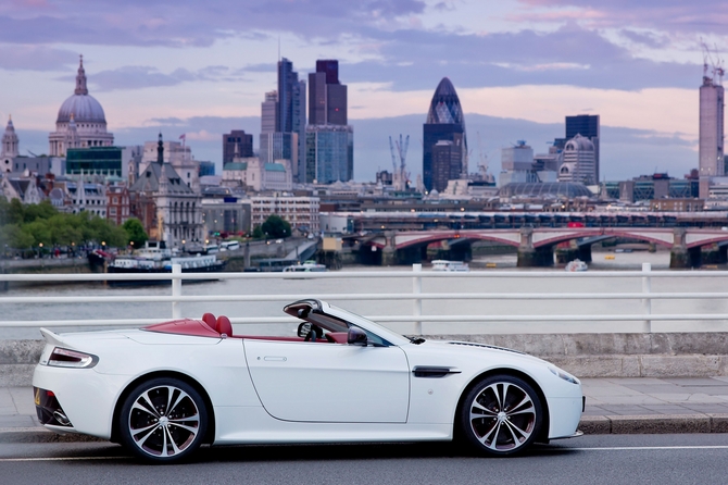 O Roadster seja capaz de atingir os 100km/h em apenas 4.5 segundos e acelerar até uma velocidade máxima de 305km/h O Roadster seja capaz de atingir os 100km/h em apenas 4.5 segundos e acelerar até uma velocidade máxima de 305km/h
