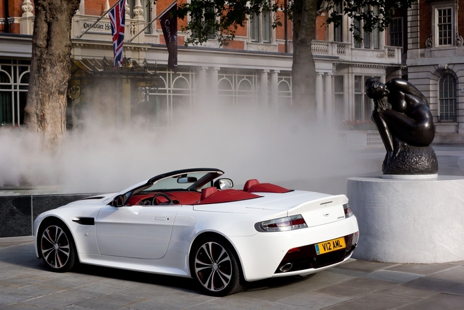 A Aston Martin incorporou ainda vários detalhes ao Roadster para lhe conferir um aspeto ainda mais desportivo A Aston Martin incorporou ainda vários detalhes ao Roadster para lhe conferir um aspeto ainda mais desportivo