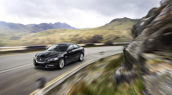 Jaguar XF 3.0 V6 D R-Sport Jaguar XF 3.0 V6 D R-Sport