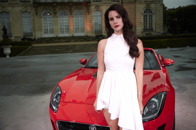 Lana Del Rey ist seit september Markenbotschafterin für Jaguar Lana Del Rey ist seit september Markenbotschafterin für Jaguar