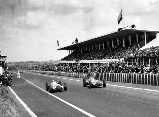 A Mercedes conquistou os três lugares no pódio no Grande Prémio de França em 1938 A Mercedes conquistou os três lugares no pódio no Grande Prémio de França em 1938