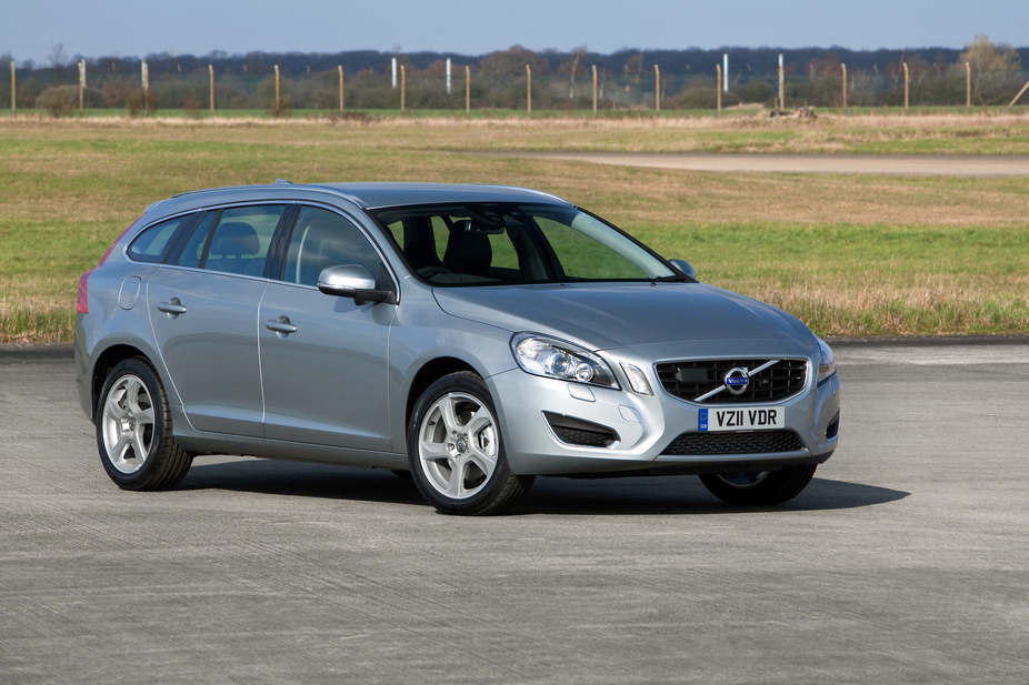 Volvo V60 T4 Kinetic 1 Photo And 11 Specs Autoviva Volvo V60 T4 Kinetic