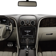 O interior luxuoso do Flying Spur aposta na tecnologia
