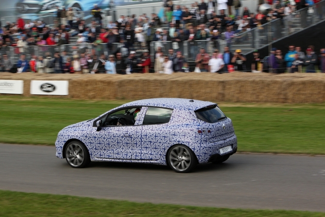 A Renault levou uma versão camuflada do novo carro ao Festival de Goodwood A Renault levou uma versão camuflada do novo carro ao Festival de Goodwood