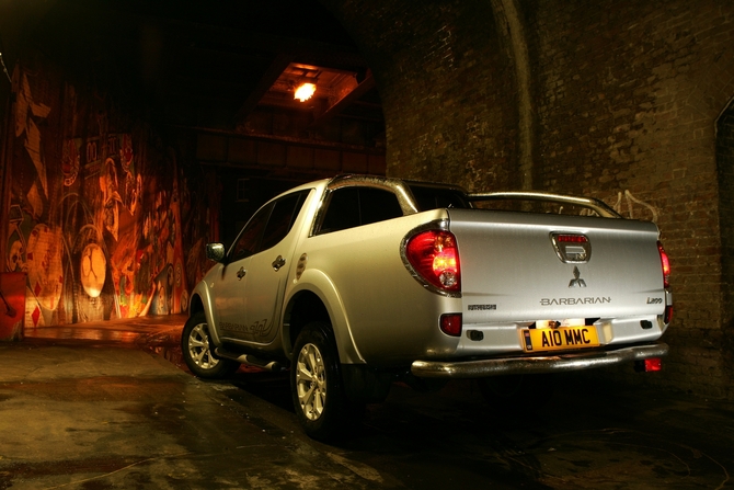Mitsubishi L200 2.5 DCab Barbarian Auto Mitsubishi L200 2.5 DCab Barbarian Auto