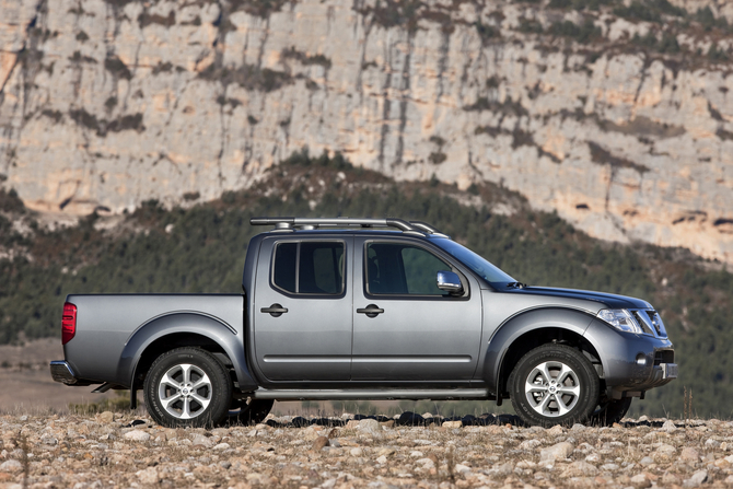 Nissan Navara 2.5 dCi 4x4 3,5T Double Cab XE Nissan Navara 2.5 dCi 4x4 3,5T Double Cab XE