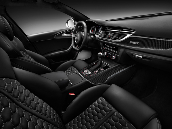 O interior é bastante luxuoso com couro preto e acabamentos em preto brilhante, fibra de carbono e alumínio O interior é bastante luxuoso com couro preto e acabamentos em preto brilhante, fibra de carbono e alumínio