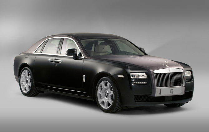A Rolls-Royce já oferece o Ghost com versão de distância entre eixos standard e longa A Rolls-Royce já oferece o Ghost com versão de distância entre eixos standard e longa