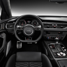 Le revêtement combine l'Alcantara et le cuir noir