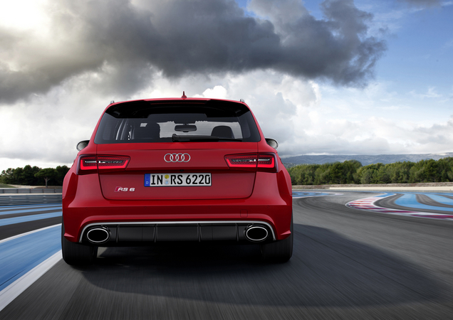 O RS6 Avant recebe um difusor e um spoiler traseiros O RS6 Avant recebe um difusor e um spoiler traseiros