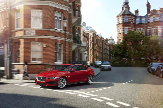 Jaguar XE 2.0 Prestige Jaguar XE 2.0 Prestige