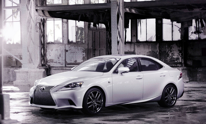 La voiture dans les images est la version haut spec F Sport La voiture dans les images est la version haut spec F Sport