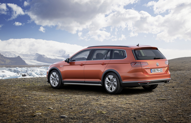 As diferenças entre a carrinha Passat e o Alltrack são visíveis, mas não se limitam ao design As diferenças entre a carrinha Passat e o Alltrack são visíveis, mas não se limitam ao design