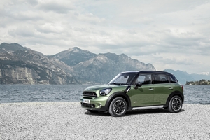 The new MINI Countryman gets a grille with a prominent scoop and a new crossbar