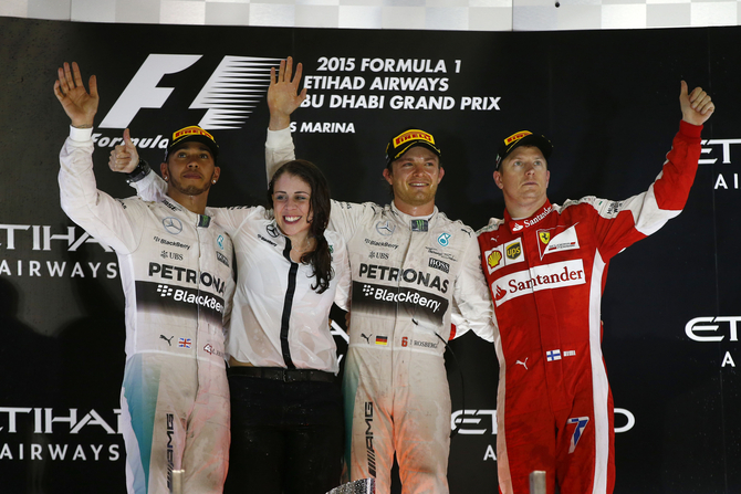 Lewis Hamilton e Kimi Raikkonen subiram ao pódio ao lado de Nico Rosberg Lewis Hamilton e Kimi Raikkonen subiram ao pódio ao lado de Nico Rosberg