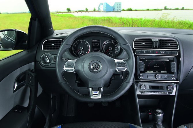 O carro tem instrumentos que indicam que a desativação de cilindros está a funicionar e a pressão dos pneus O carro tem instrumentos que indicam que a desativação de cilindros está a funicionar e a pressão dos pneus