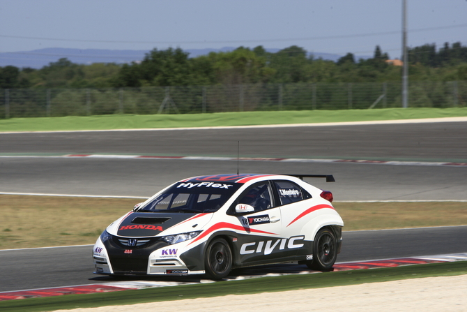 Honda Begins Testing Civic WTCC at Vallelunga Honda Begins Testing Civic WTCC at Vallelunga