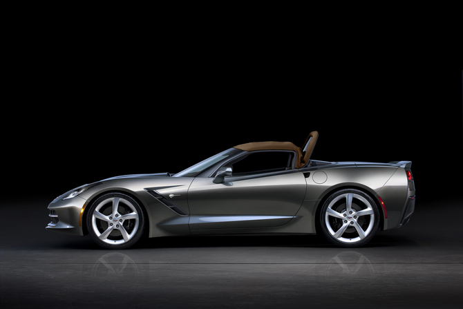 La ligne originale de la nouvelle Corvette Stingray se distingue toujours par la grande longueur séparant l’essieu avant de la planche de bord La ligne originale de la nouvelle Corvette Stingray se distingue toujours par la grande longueur séparant l’essieu avant de la planche de bord