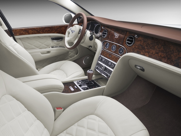 As edições especiais incluem os pacotes Mulliner Driving Specification e Entertainment Specification As edições especiais incluem os pacotes Mulliner Driving Specification e Entertainment Specification