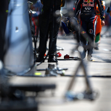 O desiludido Sebastian Vettel a caminho das boxes depois do abandono O desiludido Sebastian Vettel a caminho das boxes depois do abandono