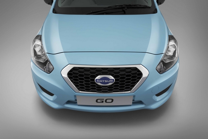 O carro tem um design bastante simples com uma grelha hexagonal na frente O carro tem um design bastante simples com uma grelha hexagonal na frente