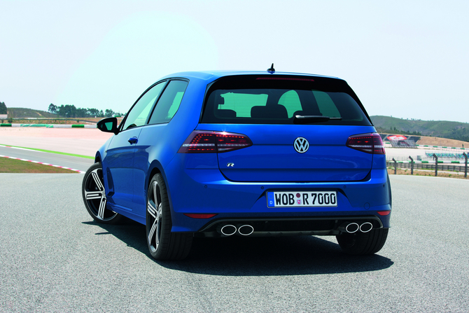La nouvelle Golf R est équipée de nombreux éléments personnalisés et exclusifs La nouvelle Golf R est équipée de nombreux éléments personnalisés et exclusifs