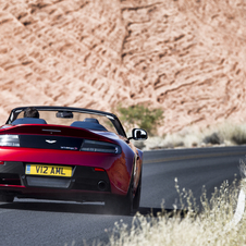 Ainda assim o veículo é 20kg mais leve que o anterior V12 Vantage Roadster