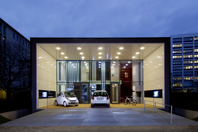 Mercedes-Benz Experimenting with Inductive Charging on Electric Smart Mercedes-Benz Experimenting with Inductive Charging on Electric Smart